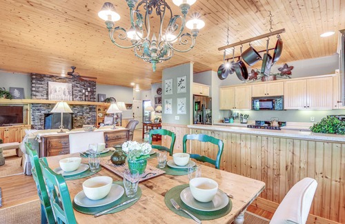Cashiers Condominio | ‘Mountain Time’ Cashiers Condo w/ Deck & Views!