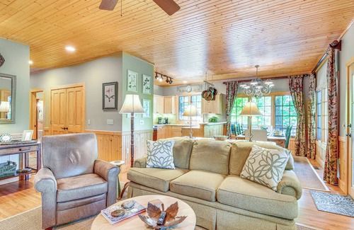 Cashiers Condominio | ‘Mountain Time’ Cashiers Condo w/ Deck & Views!
