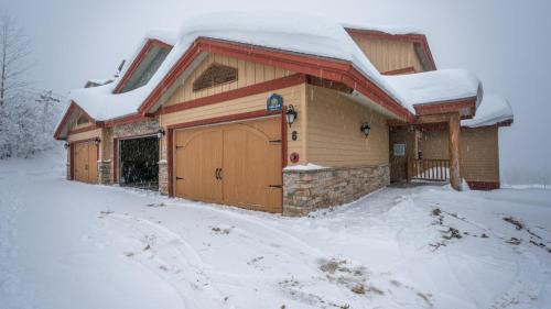 Big White Ski Resort Apartamento | Mountain Time - Spacious w Private Hot Tub and an Amazing View