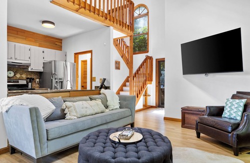 Tate Cabina | Mountain-Top Adventure meets Picturesque Retreat