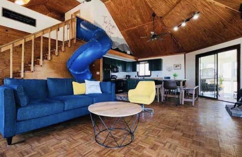 Tate Cabina | Mountain top cabin! Slide, Hot Tub, Arcade Wi-Fi hiking