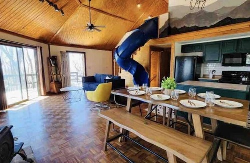 Tate Cabina | Mountain top cabin! Slide, Hot Tub, Arcade Wi-Fi hiking
