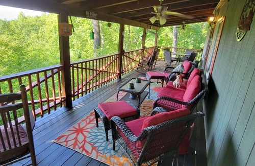 Sylva Cabina | Mountain Top Cabin with a View that is Centrally Located in Western Carolina.