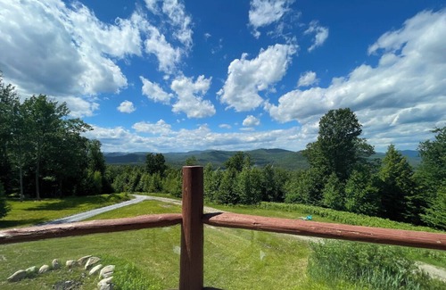 Corinth Cabina | Mountain top, dream log cabin!! 100+ acres! 20 min to lake George & Saratoga!!