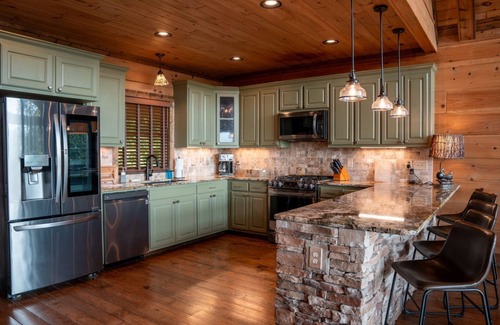 Topton Cabina | Mountain Top Lodge-Luxury Log Cabin Rental-Panoramic Mountain Views, High Speed Internet, Large Deck, Hot Tub, Fireplace in Nantahala NC!