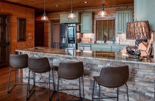 Topton Cabina | Mountain Top Lodge-Luxury Log Cabin Rental-Panoramic Mountain Views, High Speed Internet, Large Deck, Hot Tub, Fireplace in Nantahala NC!