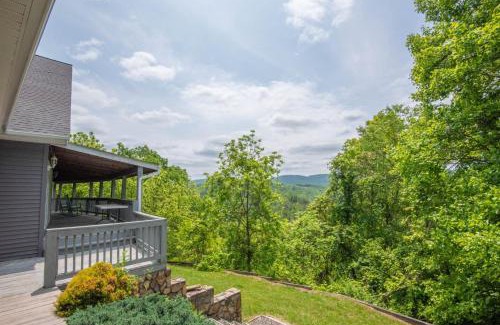 Lansing Casa | Mountain Top Lodge with Views - Hot Tub, River Access, 15 Mins to West Jefferson