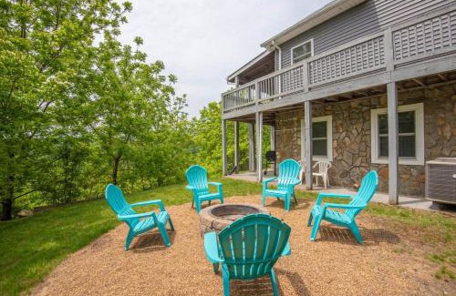 Lansing Casa | Mountain Top Lodge with Views - Hot Tub, River Access, 15 Mins to West Jefferson