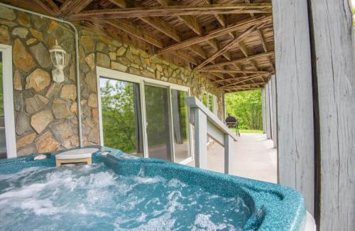 Lansing Casa | Mountain Top Lodge with Views - Hot Tub, River Access, 15 Mins to West Jefferson