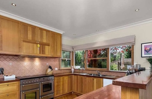 Eltham North Casa | Mountain-top Mudbrick Mansion