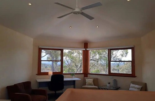 Eltham North Casa | Mountain-top Mudbrick Mansion