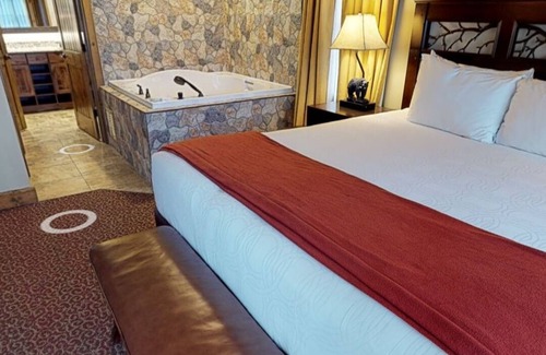 Gatlinburg Complejo | Mountain top resort w/ waterpark. 15 mins from downtown Gatlinburg.