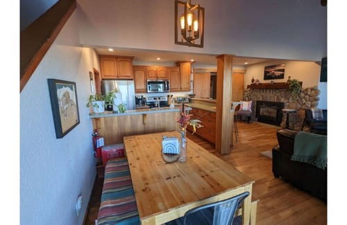 Tahoe Village Casa | Mountain Top View, 3 BDRs & 2 Baths, NEW HOTTUB