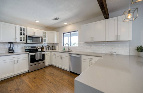 Midway Casa | Mountain Trio :: !VIEWS! Heated Pool & Spacious!