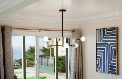 Pacifica Apartamento | Mountain View 2BR Retreat with Private Deck