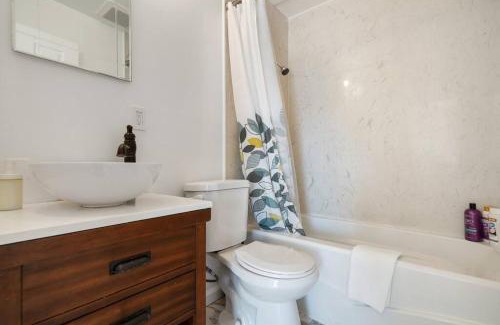 Pacifica Apartamento | Mountain View 2BR Retreat with Private Deck