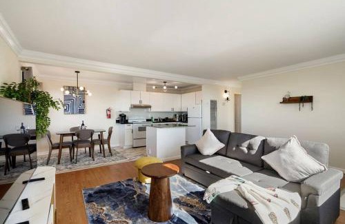 Pacifica Apartamento | Mountain View 2BR Retreat with Private Deck