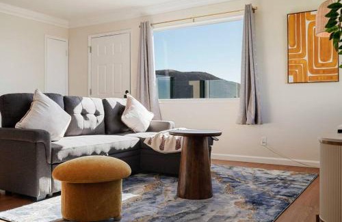 Pacifica Apartamento | Mountain View 2BR Retreat with Private Deck