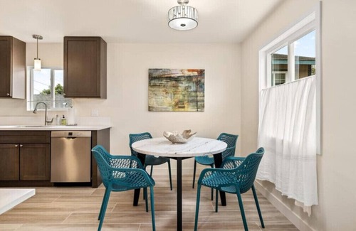 Carpinteria Apartamento | Mountain View, a recently renovated, modern apartment blocks from the beach!