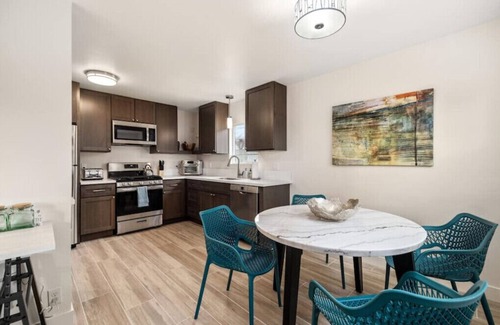 Carpinteria Apartamento | Mountain View, a recently renovated, modern apartment blocks from the beach!