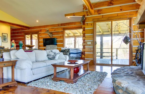 Marshall Casa | Mountain View and Fire Pit Rustic Marshall Getaway!