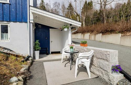 Baerum Apartamento | Mountain view Apartment near Oslo: bedroom, lounge, kitchen and bathroom. Flat in Rykkinn