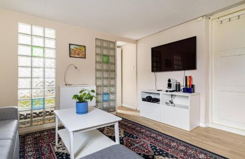 Baerum Apartamento | Mountain view Apartment near Oslo: bedroom, lounge, kitchen and bathroom. Flat in Rykkinn