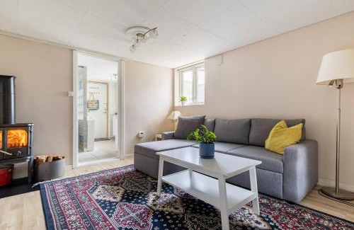 Baerum Apartamento | Mountain view Apartment near Oslo: bedroom, lounge, kitchen and bathroom. Flat in Rykkinn