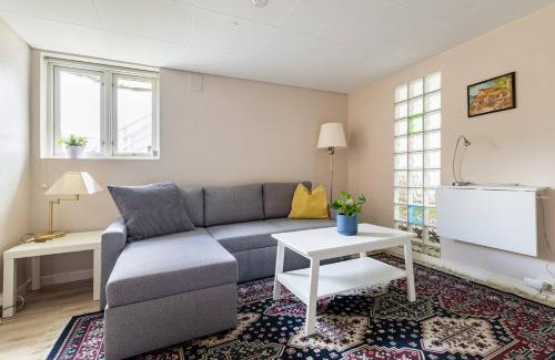 Baerum Apartamento | Mountain view Apartment near Oslo: bedroom, lounge, kitchen and bathroom. Flat in Rykkinn