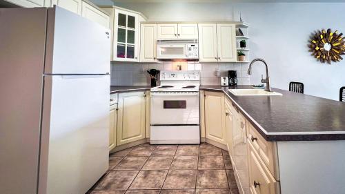 East Kootenay Apartamento | Mountain View Suites by StayIn