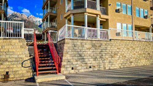 East Kootenay Apartamento | Mountain View Suites by StayIn