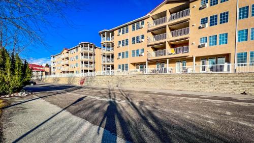 East Kootenay Apartamento | Mountain View Suites by StayIn