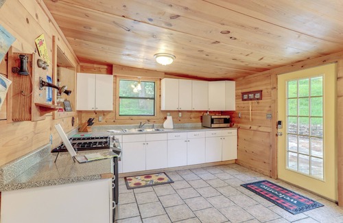 Mountain View Cabina | Mountain-View Cabin on Farm: 3 Mi to Town & Shops