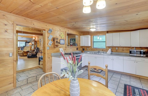 Mountain View Cabina | Mountain-View Cabin on Farm: 3 Mi to Town & Shops