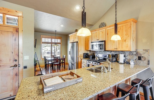 Powell Butte Cabina | Mountain-View Cabin Near Trails in Powell Butte!