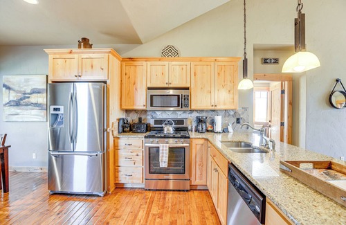 Powell Butte Cabina | Mountain-View Cabin Near Trails in Powell Butte!