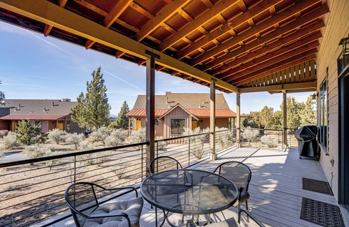 Powell Butte Cabina | Mountain-View Cabin Near Trails in Powell Butte!