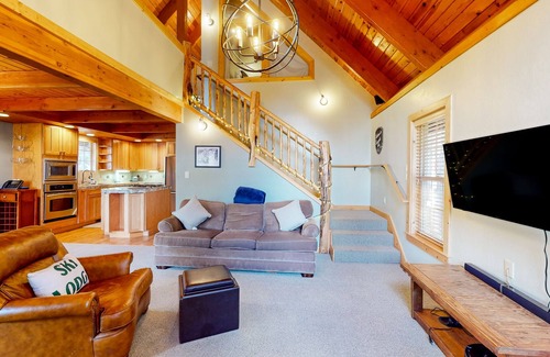 Serene Lakes Cabina | Mountain-view cabin with a deck, gas fireplace, washer/dryer, & central AC