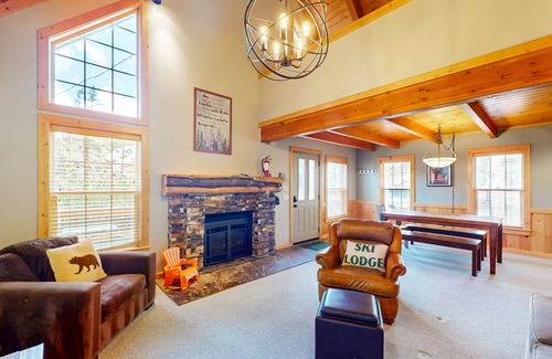 Serene Lakes Cabina | Mountain-view cabin with a deck, gas fireplace, washer/dryer, & central AC
