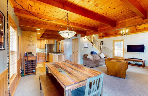 Serene Lakes Cabina | Mountain-view cabin with a deck, gas fireplace, washer/dryer, & central AC