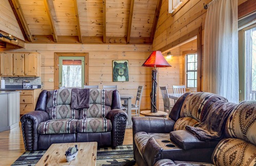 Blue Ridge Cabina | Mountain-view cabin with private hot tub, firepit, pool table, fireplace & stove
