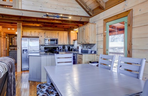Blue Ridge Cabina | Mountain-view cabin with private hot tub, firepit, pool table, fireplace & stove
