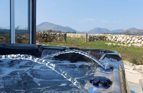 Annalong Cabina | Mountain-View Cabin with Hot Tub