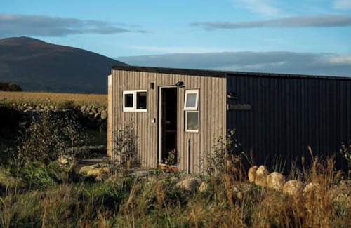 Annalong Cabina | Mountain-View Cabin with Hot Tub