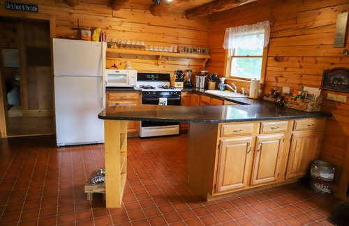 Jefferson Cabina | Mountain View Cabin with Hot Tub near Santas Village