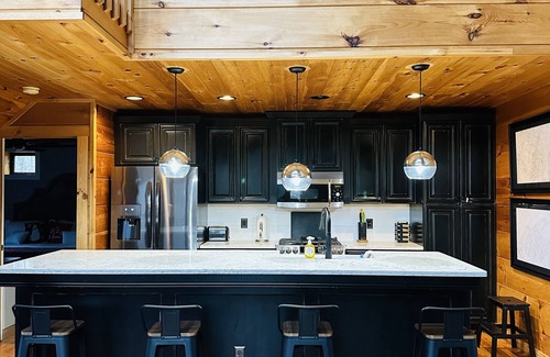 Butler Cabina | Mountain view cabin with access to a private dock on Watauga Lake