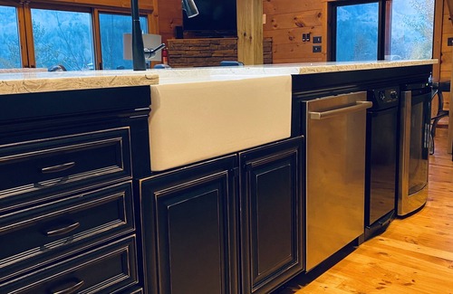 Butler Cabina | Mountain view cabin with access to a private dock on Watauga Lake