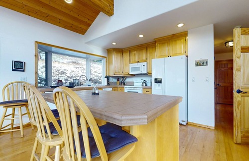 Cle Elum Cabina | Mountain-view cabin with game room, hot tub and spacious deck
