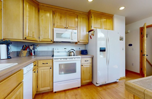 Cle Elum Cabina | Mountain-view cabin with game room, hot tub and spacious deck