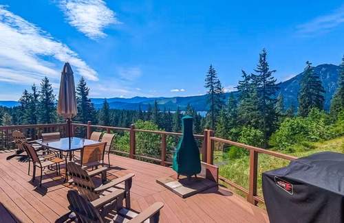 Cle Elum Cabina | Mountain-view cabin with game room, hot tub and spacious deck